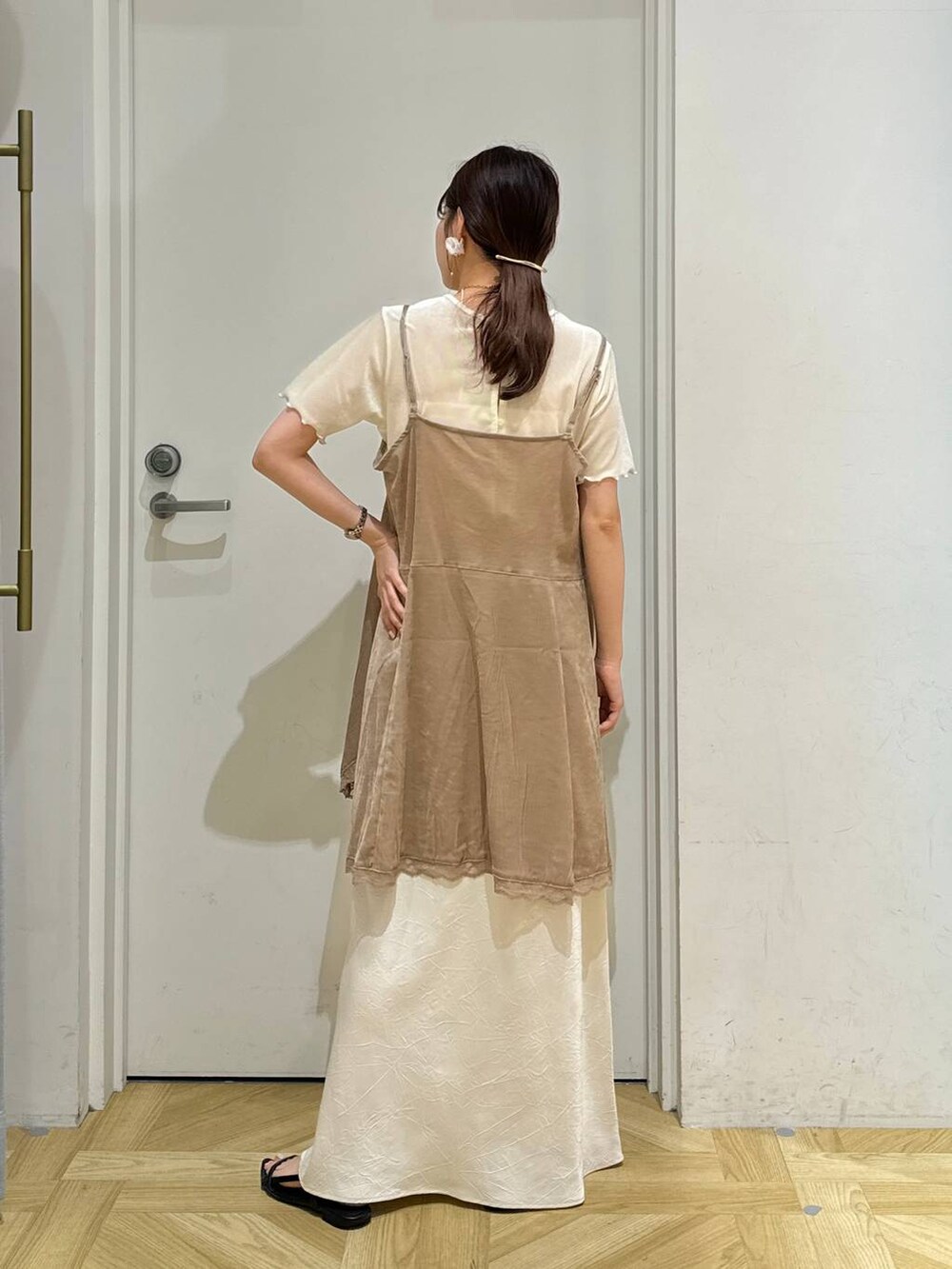 ブラック系のサンダル、ホワイト系のスカート、ホワイト系のカーディガン/ボレロを着用したレディースの夏コーディネートの5枚目の写真