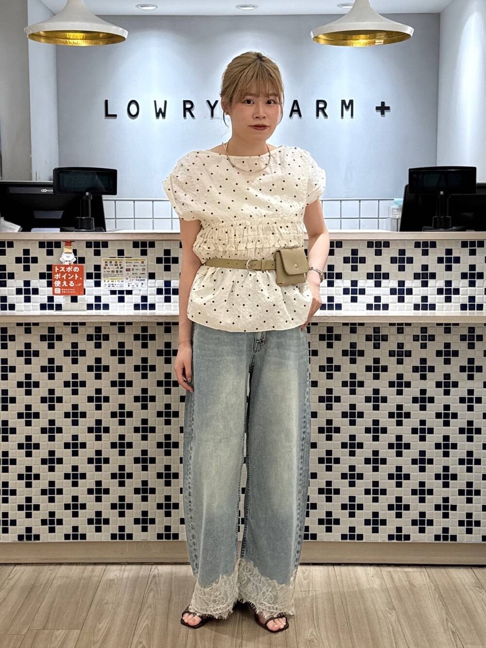 ブルー系のデニムパンツ、ブラウン系のサンダル、その他のシャツ/ブラウスを着用したレディースの夏コーディネートの3枚目の写真