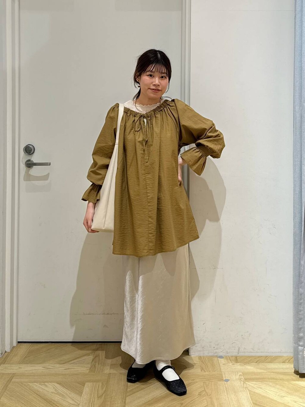 ホワイト系のショルダーバッグ、ホワイト系のTシャツ/カットソー、その他のバレエシューズを着用したレディースの春コーディネートの2枚目の写真