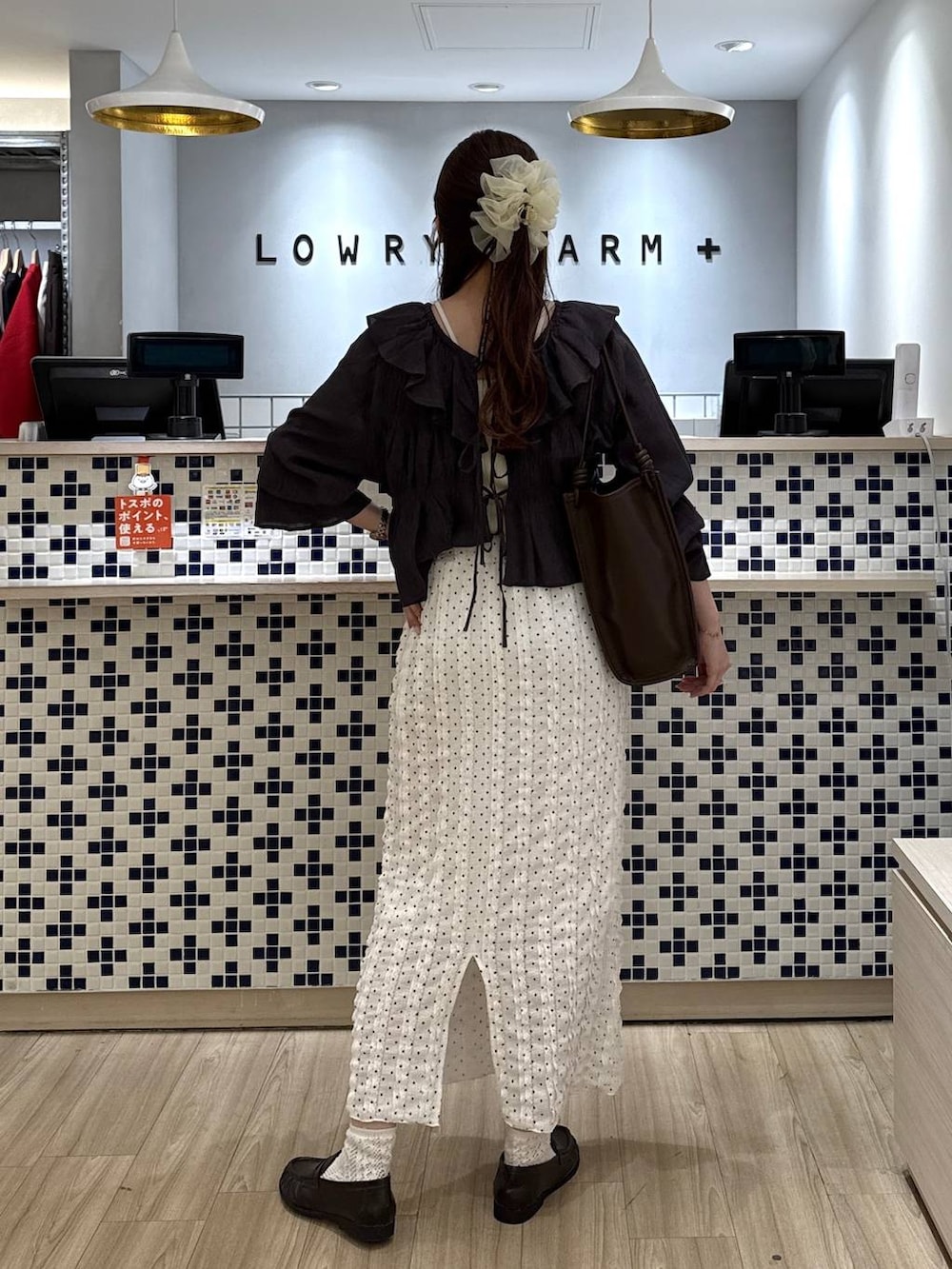 ホワイト系のスカート、ブラウン系のローファー、グレー系のシャツ/ブラウスを着用したレディースの春コーディネートの5枚目の写真