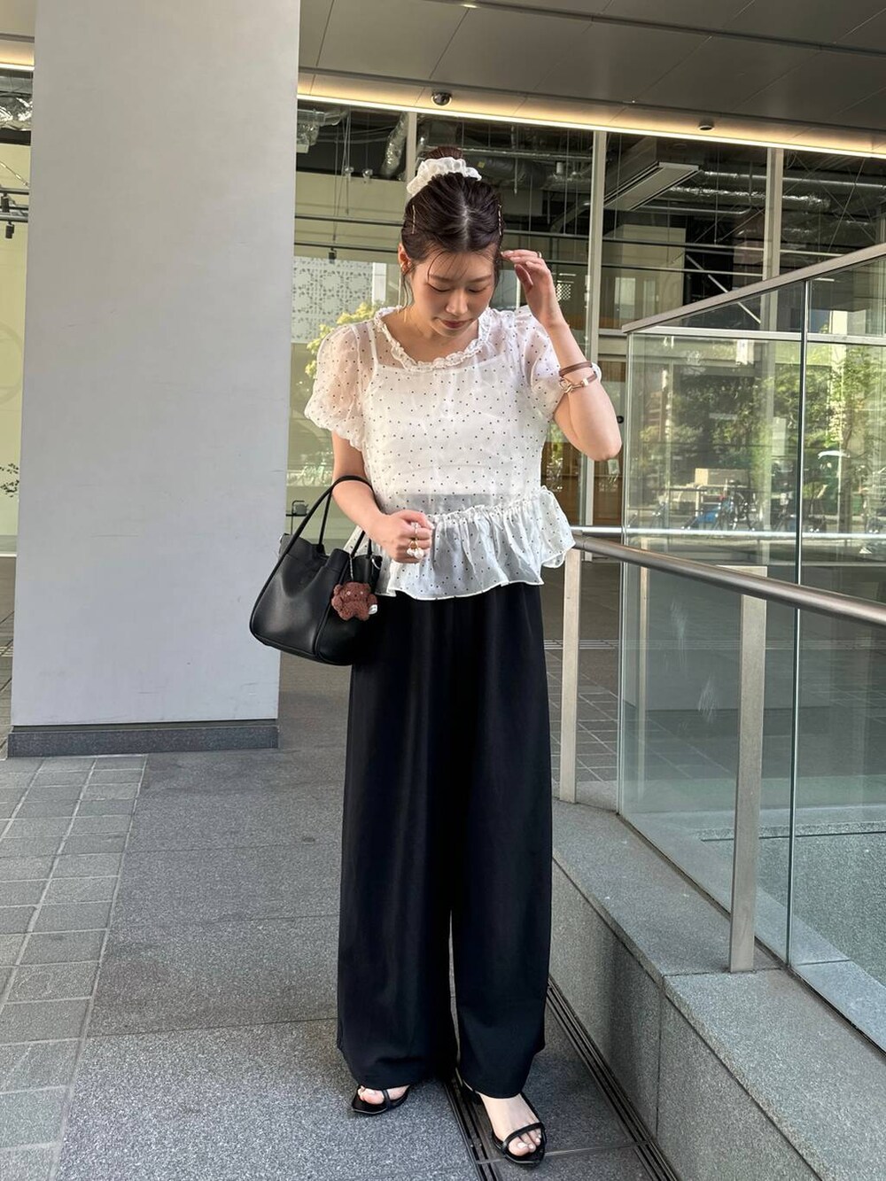 ブラック系のショルダーバッグを着用したレディースの夏コーディネートの2枚目の写真