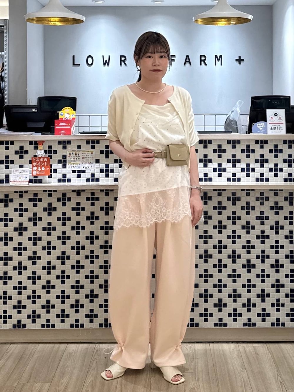 ピンク系のスウェットパンツ、ホワイト系のサンダル、ホワイト系のTシャツ/カットソーを着用したレディースの夏コーディネートの7枚目の写真