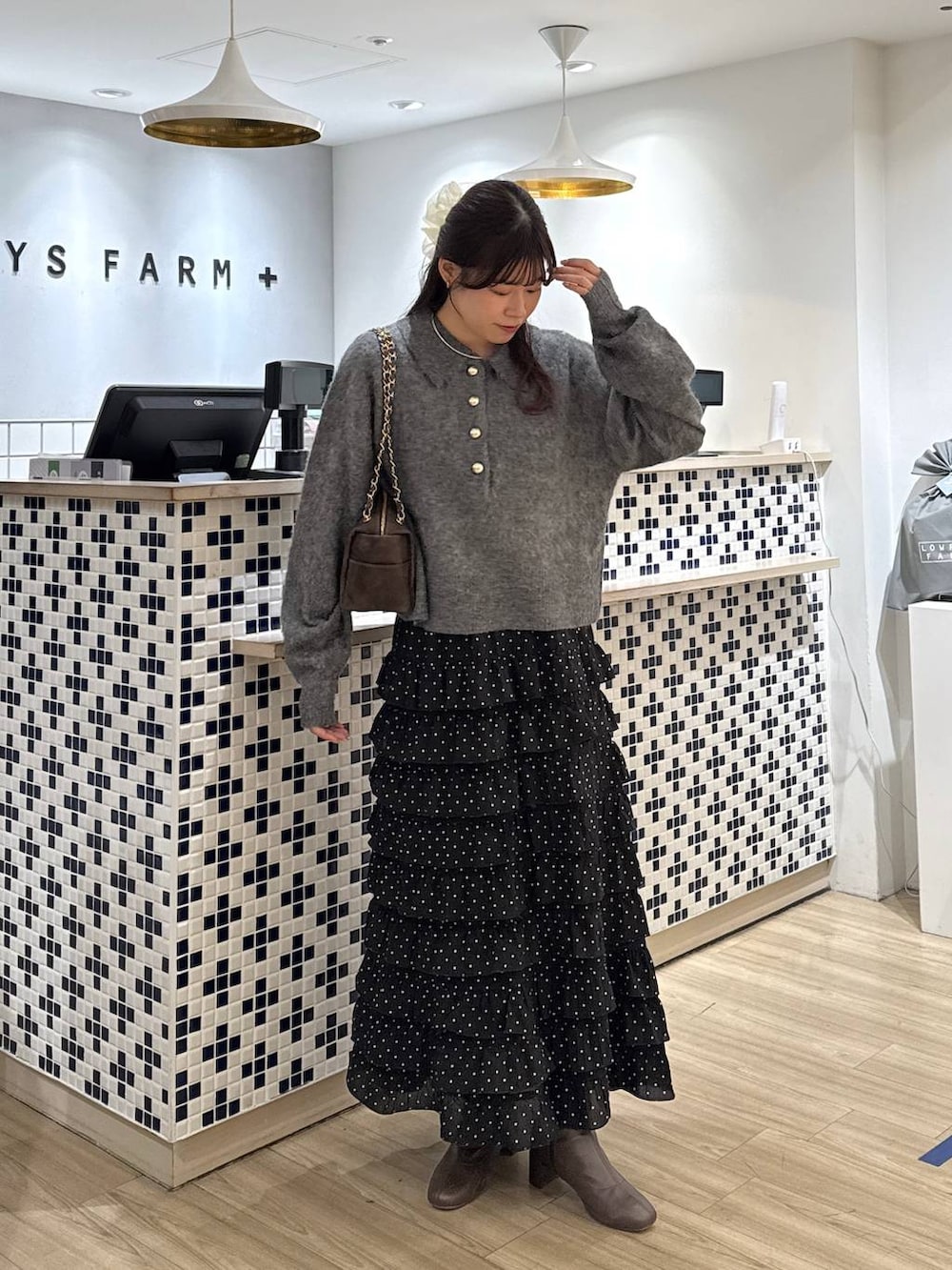 その他のスカート、ブラウン系のブーツ、グレー系のニット/セーターを着用したレディースの冬コーディネートの4枚目の写真