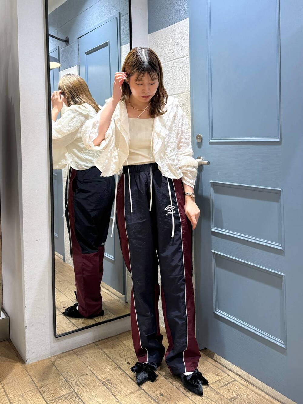 ブラック系のパンプス、ホワイト系のシャツ/ブラウス、ホワイト系のタンクトップを着用したレディースの秋コーディネートの2枚目の写真