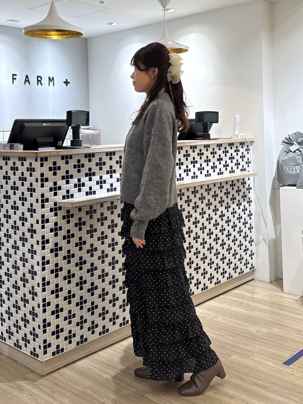 その他のスカート、ブラウン系のブーツ、グレー系のニット/セーターを着用したレディースの冬コーディネートの5枚目の写真