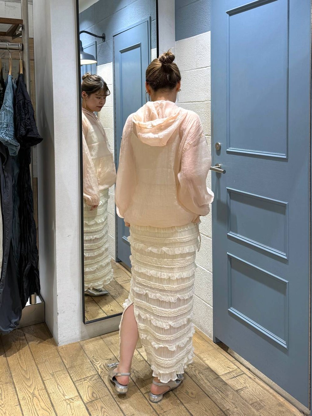 シルバー系のパンプス、ピンク系のシャツ/ブラウス、ホワイト系のスカートを着用したレディースの夏コーディネートの4枚目の写真