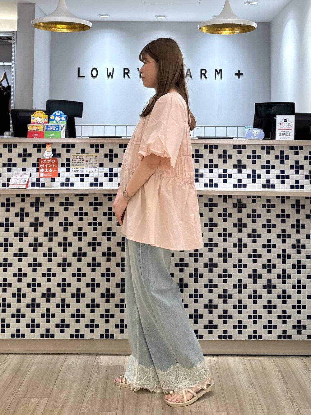 ピンク系のシャツ/ブラウス、ブルー系のデニムパンツ、ホワイト系のサンダルを着用したレディースの夏コーディネートの2枚目の写真