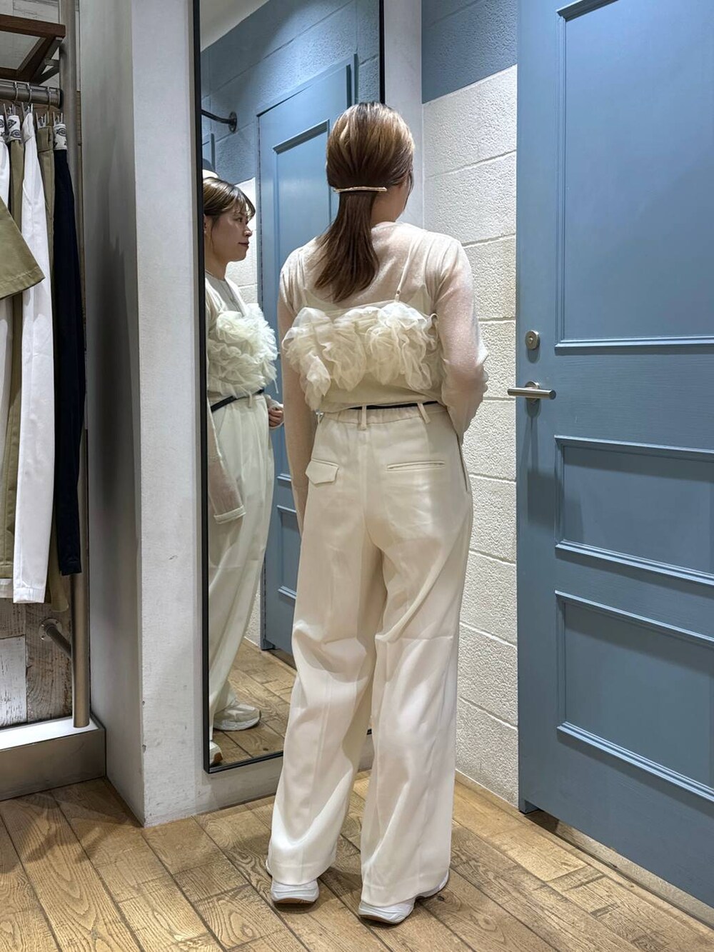 ホワイト系のスラックス、ホワイト系のキャミソール、ホワイト系のTシャツ/カットソーを着用したレディースの夏コーディネートの5枚目の写真