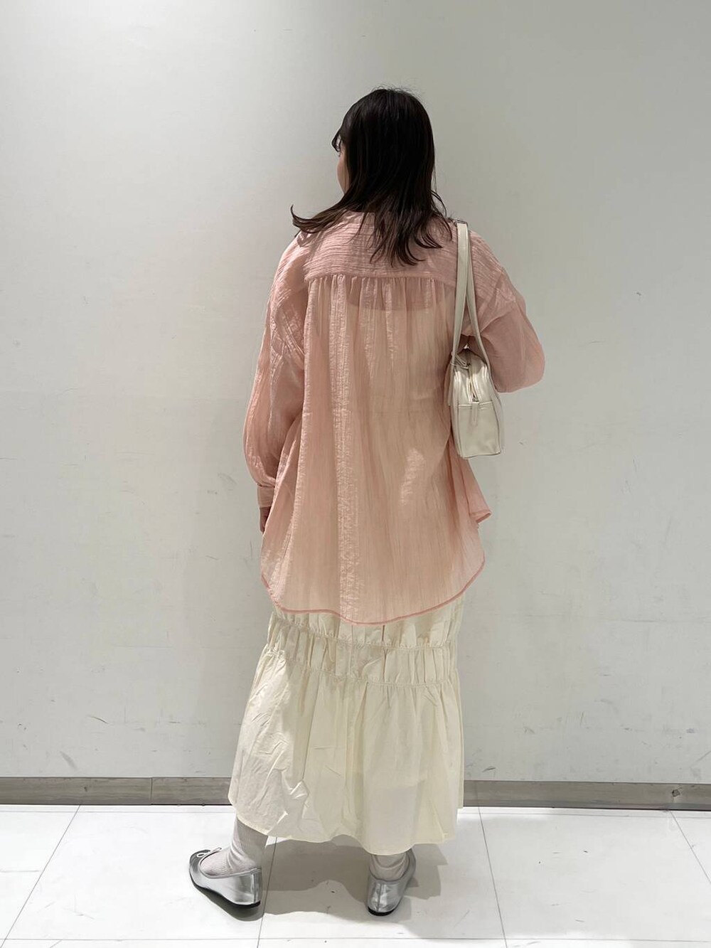 ホワイト系のハンドバッグ、グレー系のバレエシューズ、ホワイト系のスカートを着用したレディースの春コーディネートの3枚目の写真