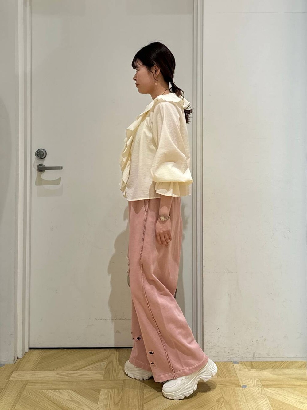 ホワイト系のシャツ/ブラウス、ホワイト系のスニーカー、シルバー系のトートバッグを着用したレディースの春コーディネートの4枚目の写真