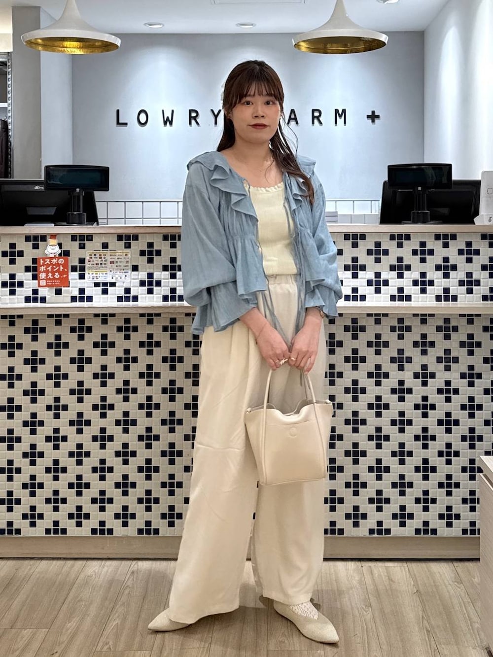 ホワイト系のショルダーバッグ、ホワイト系のパンプス、ホワイト系のタンクトップを着用したレディースの春コーディネートの2枚目の写真