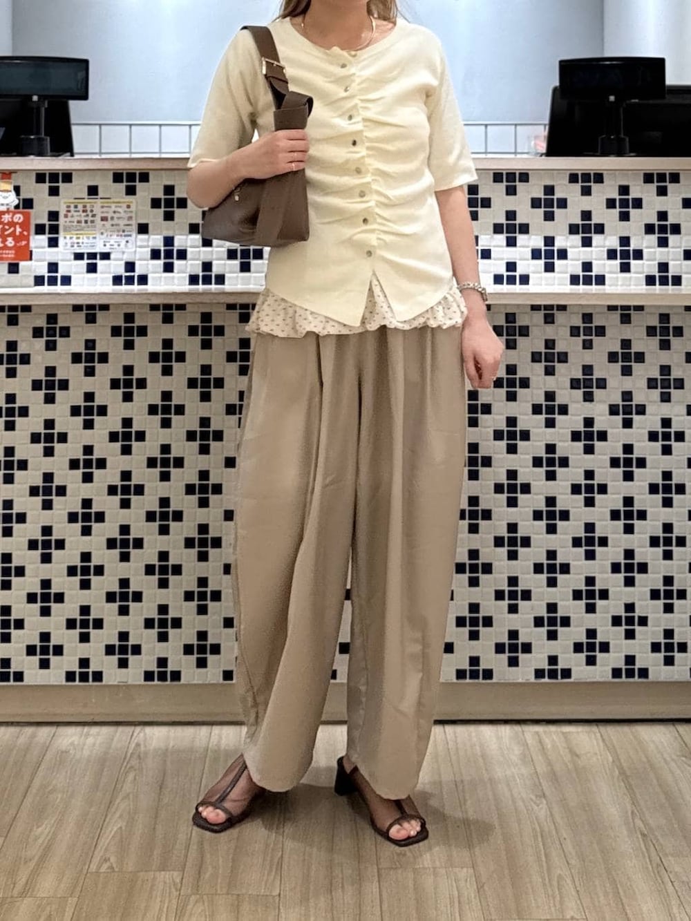 ベージュ系のその他パンツ、ブラウン系のショルダーバッグ、ブラウン系のサンダルを着用したレディースの夏コーディネートの6枚目の写真