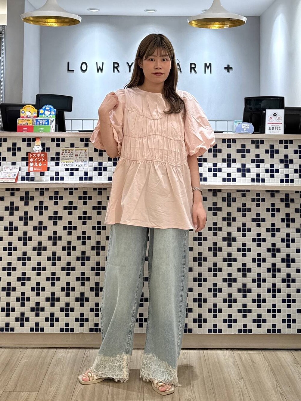 ピンク系のシャツ/ブラウス、ブルー系のデニムパンツ、ホワイト系のサンダルを着用したレディースの夏コーディネートの3枚目の写真