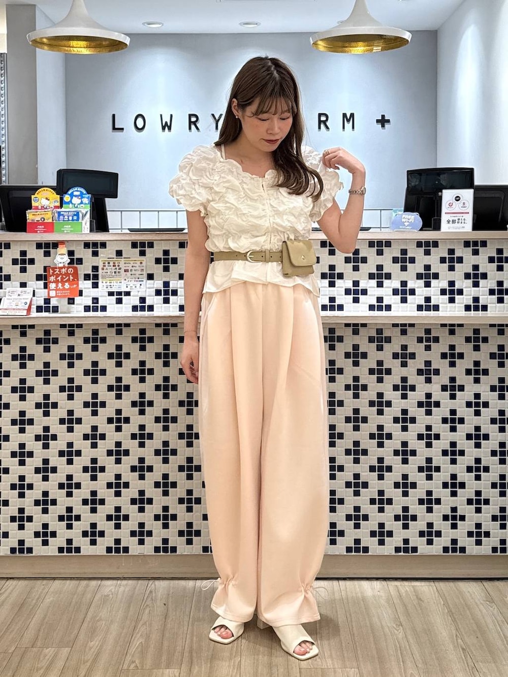 ピンク系のスウェットパンツ、ホワイト系のシャツ/ブラウス、ホワイト系のサンダルを着用したレディースの夏コーディネートの5枚目の写真