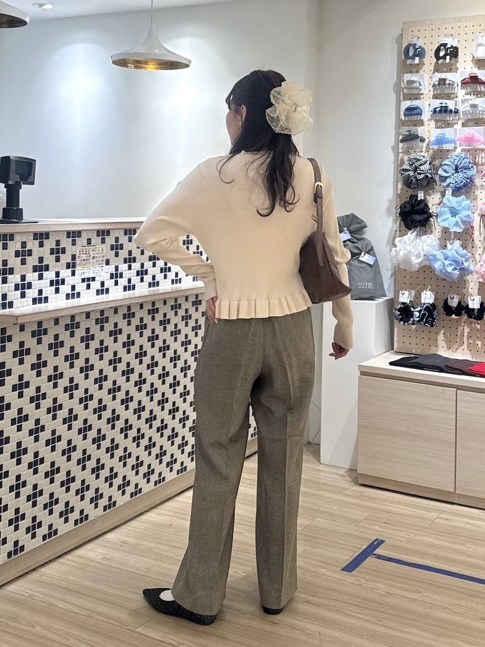 ブラック系のパンプス、ベージュ系のショルダーバッグ、ホワイト系のTシャツ/カットソーを着用したレディースの春コーディネートの4枚目の写真