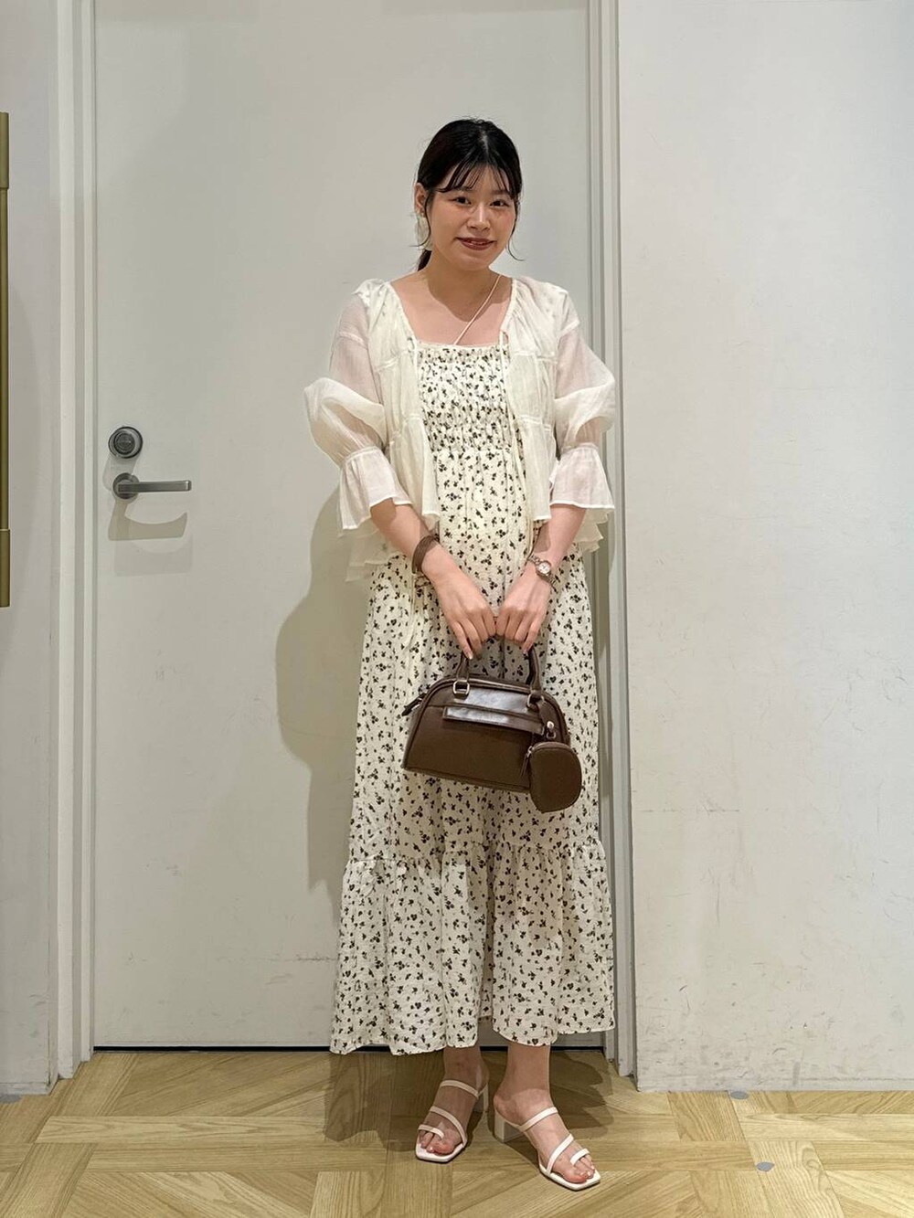 ホワイト系のシャツ/ブラウス、その他のワンピース、ホワイト系のサンダルを着用したレディースの夏コーディネートの3枚目の写真