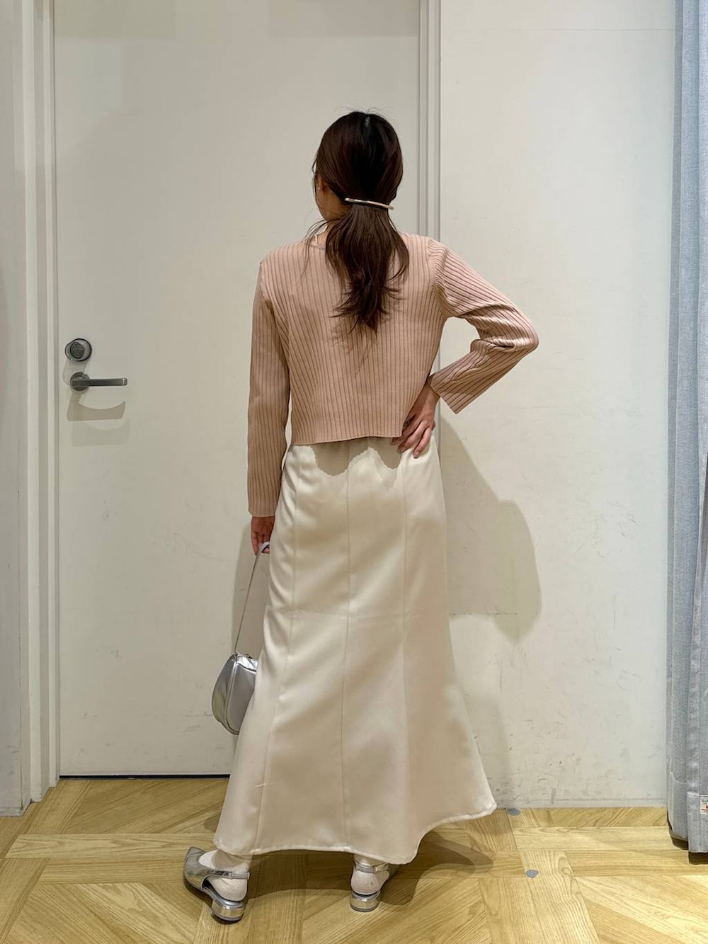 ピンク系のカーディガン/ボレロ、シルバー系のトートバッグ、シルバー系のパンプスを着用したレディースの春コーディネートの5枚目の写真