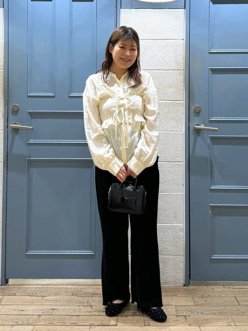 ブラック系のボストンバッグ、ブラック系のその他パンツ、ブラック系のバレエシューズを着用したレディースの秋コーディネートの2枚目の写真