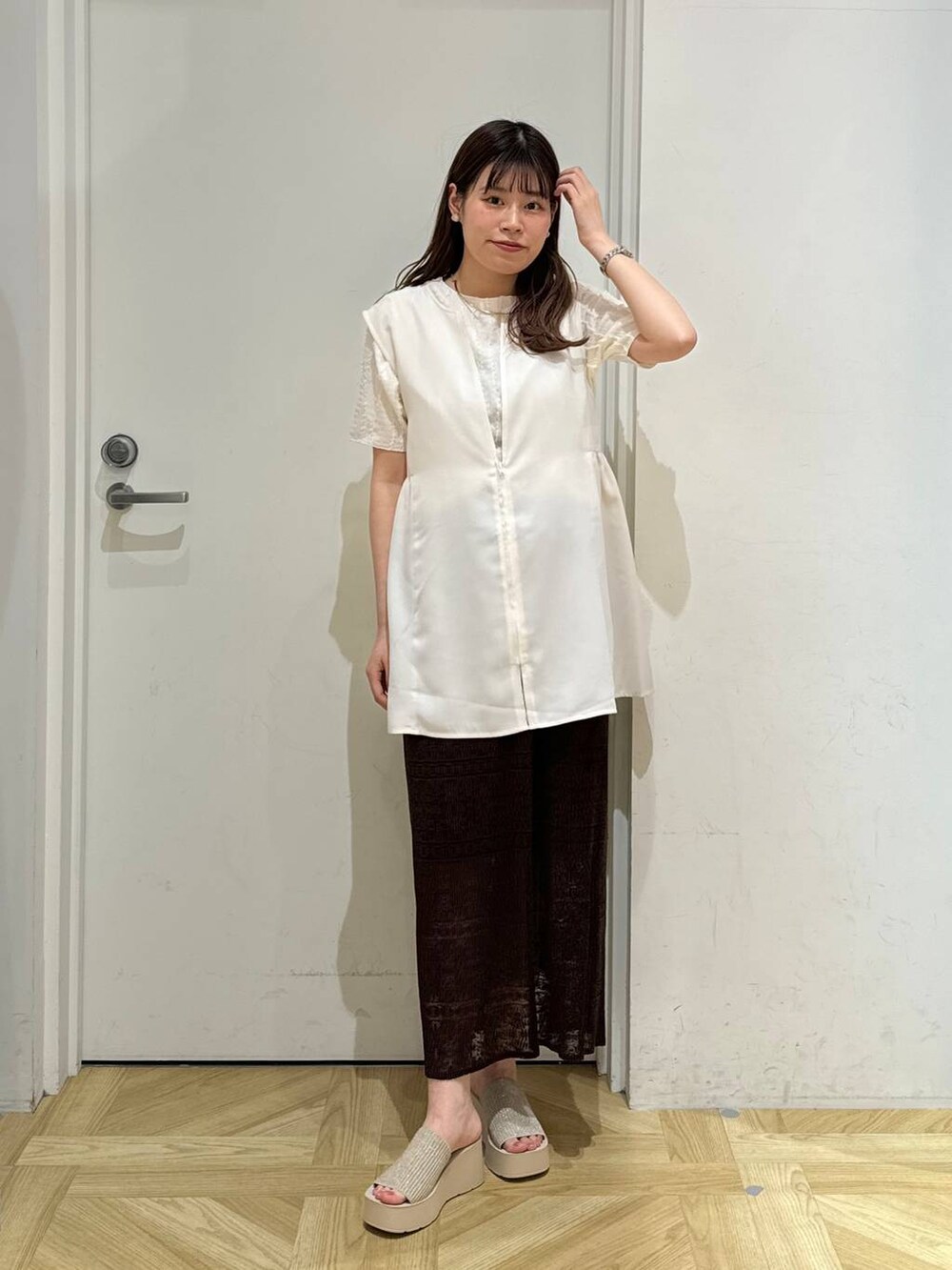 ホワイト系のサンダル、ブラウン系のスカート、ホワイト系のTシャツ/カットソーを着用したレディースの春コーディネートの2枚目の写真