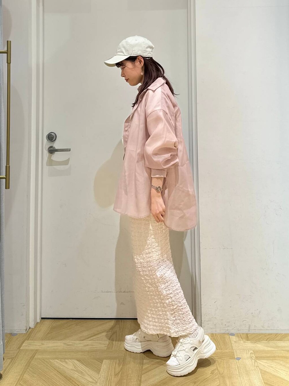 ピンク系のシャツ/ブラウス、ホワイト系のTシャツ/カットソー、ブラウン系のショルダーバッグを着用したレディースの春コーディネートの2枚目の写真