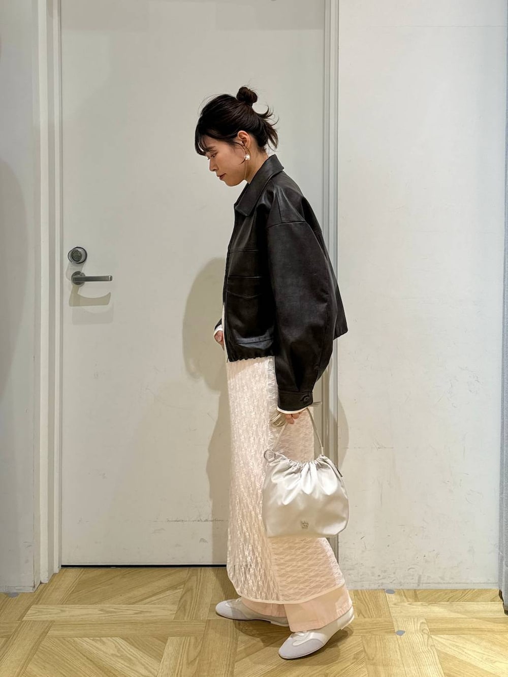 ピンク系のデニムパンツ、ホワイト系のショルダーバッグ、ホワイト系のスニーカーを着用したレディースの春コーディネートの4枚目の写真