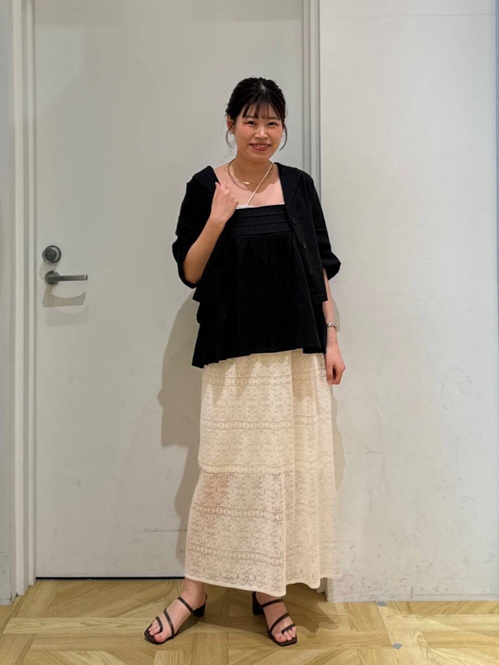 グレー系のシャツ/ブラウス、ホワイト系のキャミソール、ブラウン系のサンダルを着用したレディースの春コーディネートの2枚目の写真