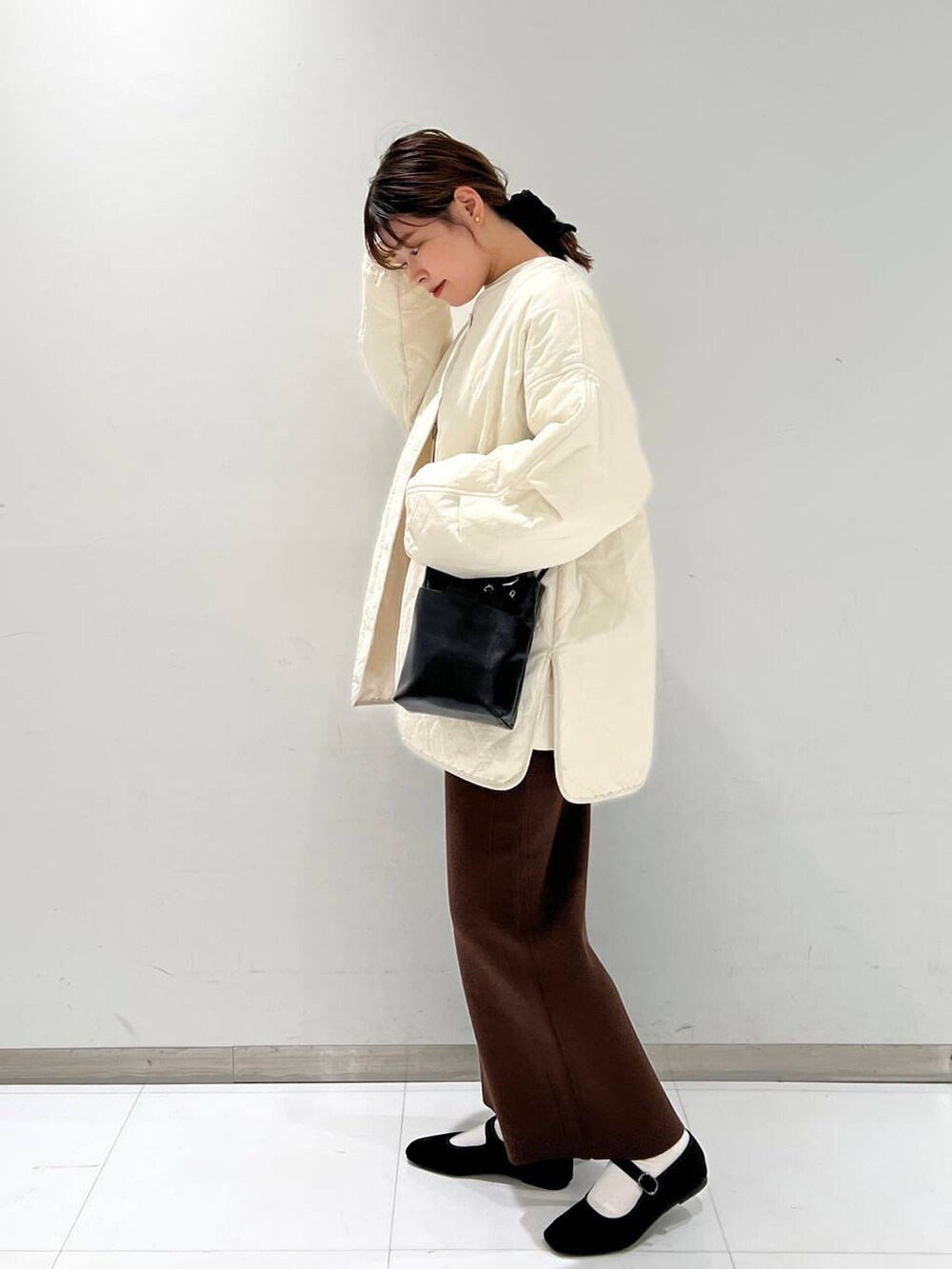 ホワイト系のブルゾン、ホワイト系のスウェット、その他のパンプスを着用したレディースの秋コーディネートの3枚目の写真