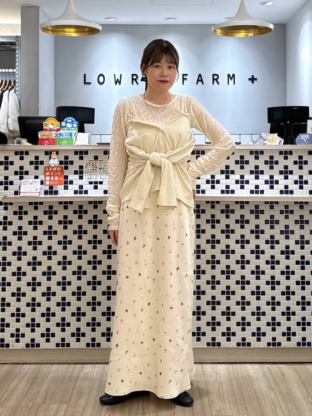 ホワイト系のTシャツ/カットソー、ホワイト系のカーディガン/ボレロ、ホワイト系のスカートを着用したレディースの秋コーディネートの4枚目の写真