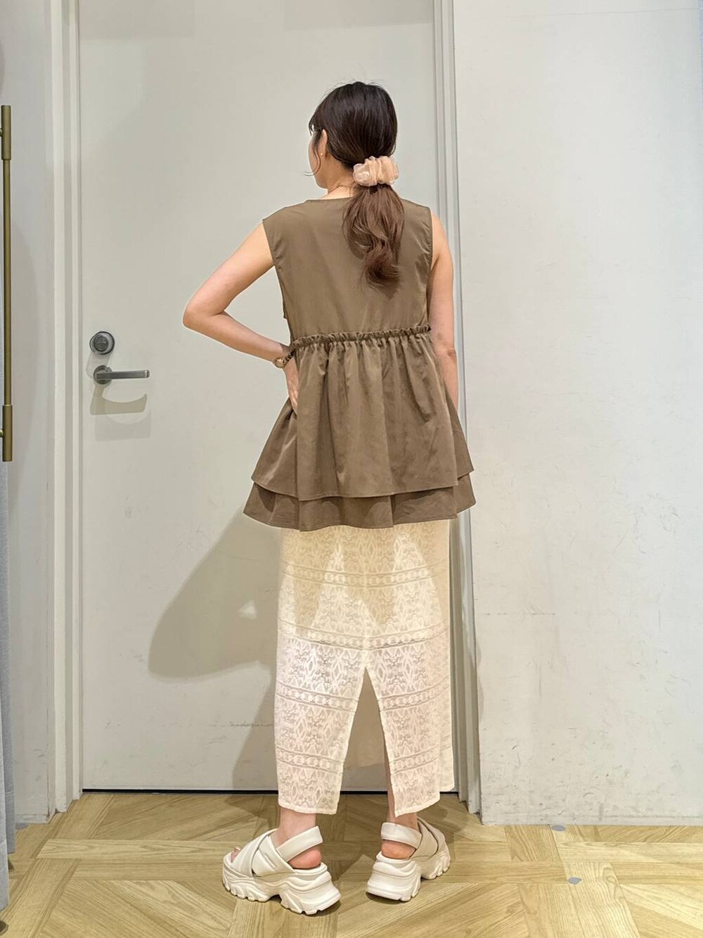 ホワイト系のキャミソール、ホワイト系のサンダル、ホワイト系のスカートを着用したレディースの夏コーディネートの4枚目の写真