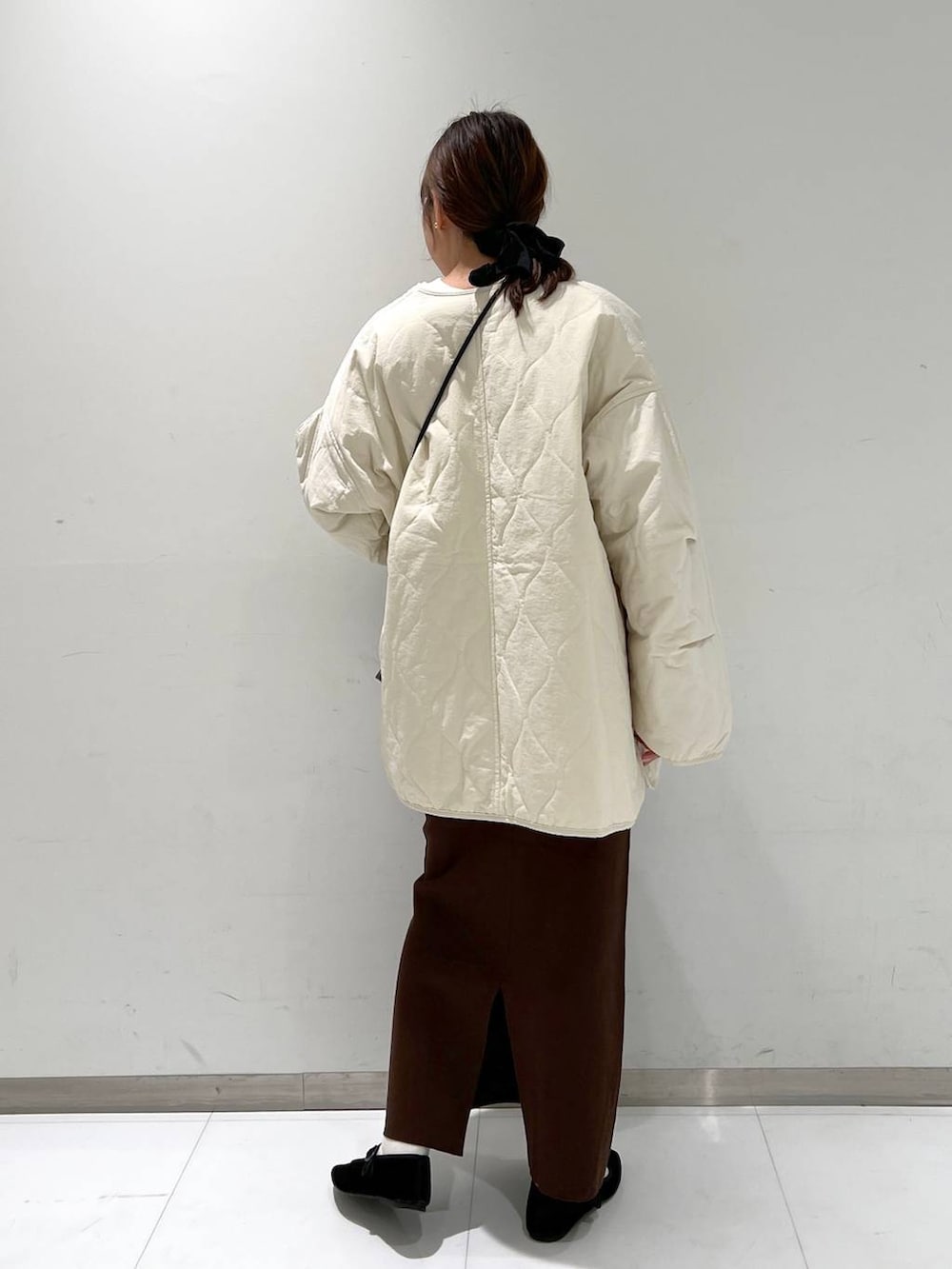 ホワイト系のブルゾン、ホワイト系のスウェット、その他のパンプスを着用したレディースの秋コーディネートの4枚目の写真