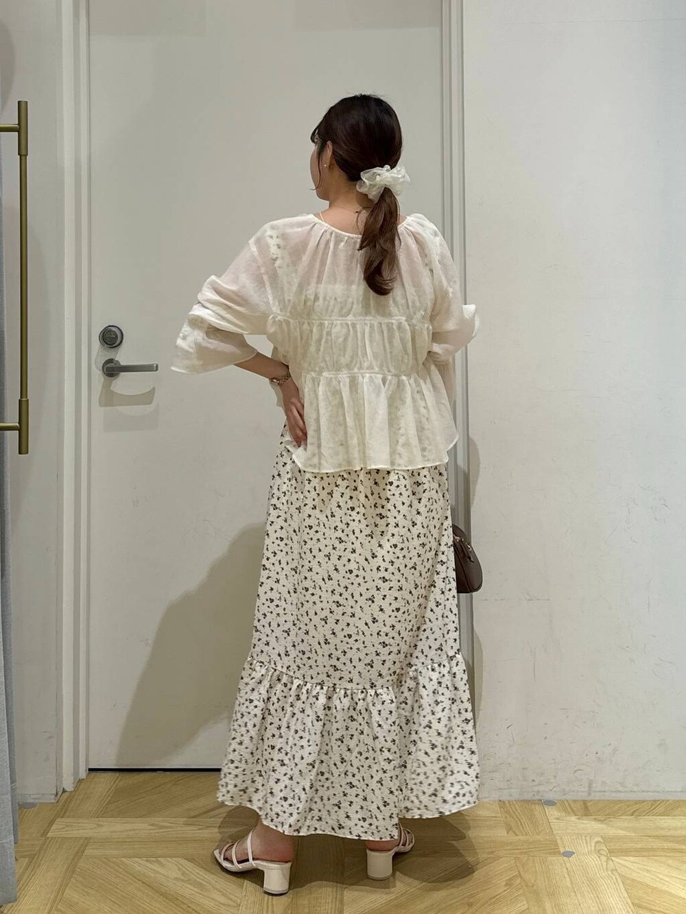 ホワイト系のシャツ/ブラウス、その他のワンピース、ホワイト系のサンダルを着用したレディースの夏コーディネートの5枚目の写真