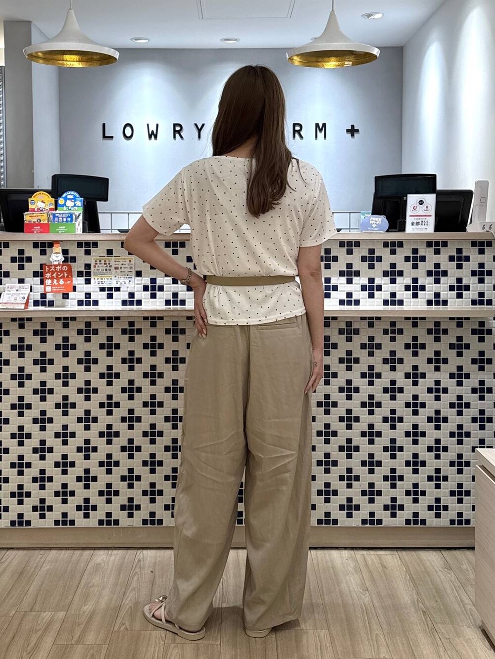 ベージュ系のTシャツ/カットソー、ホワイト系のサンダル、ベージュ系のその他パンツを着用したレディースの夏コーディネートの5枚目の写真