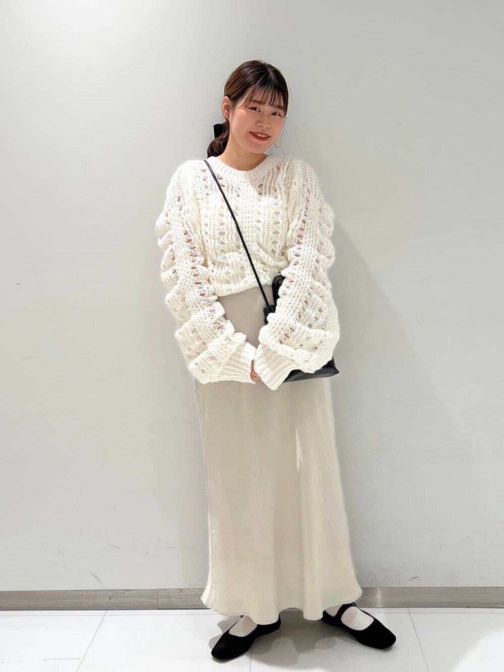 その他のパンプス、ホワイト系のニット/セーター、ブラック系のショルダーバッグを着用したレディースの秋コーディネートの2枚目の写真