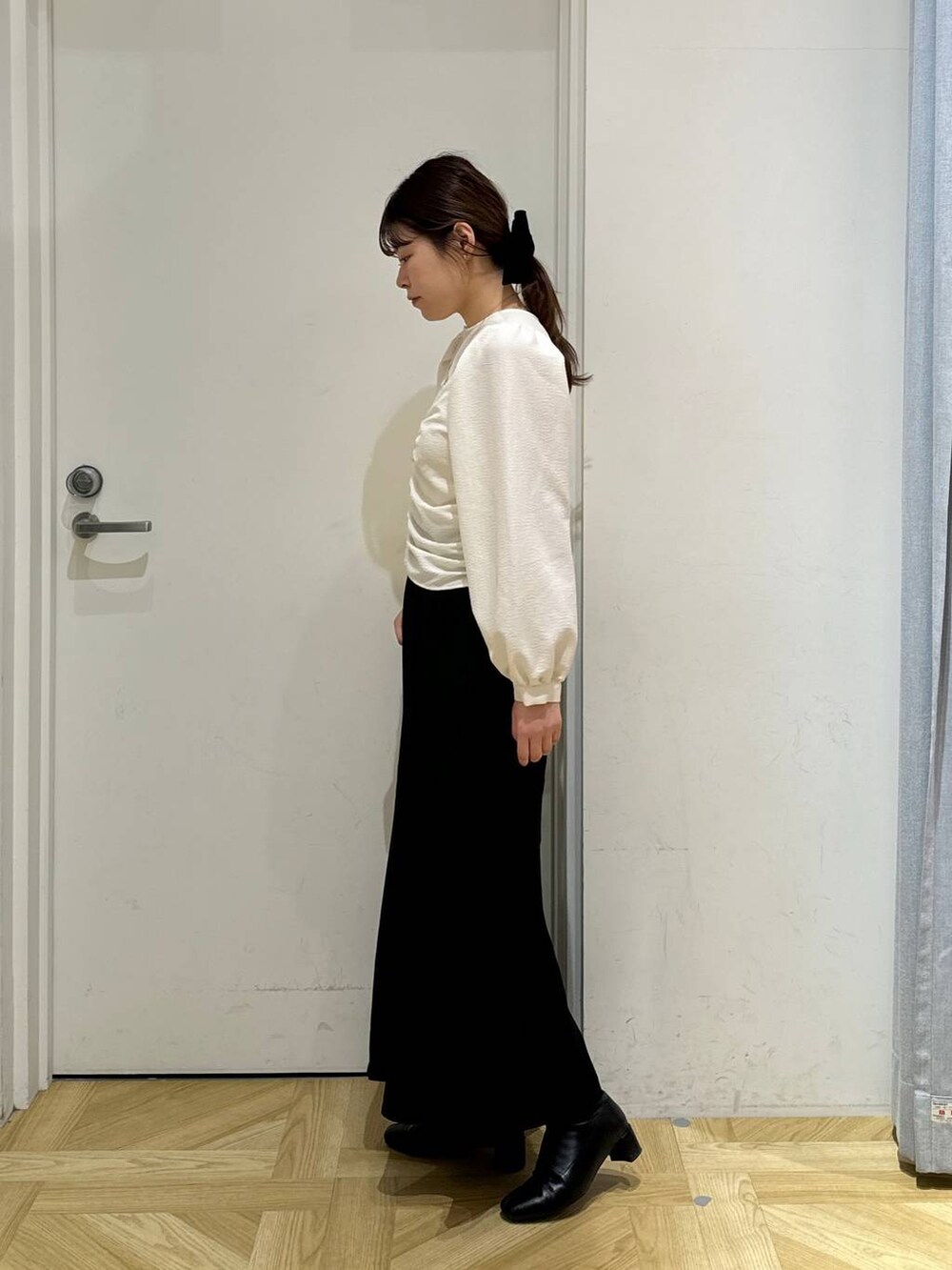 ブラック系のブーツ、ホワイト系のシャツ/ブラウス、ブラウン系のトレンチコートを着用したレディースの春コーディネートの8枚目の写真