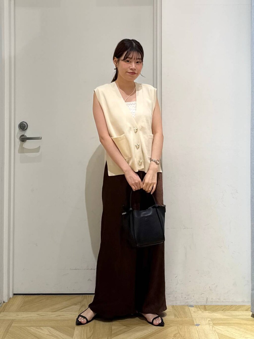 ブラック系のサンダル、ブラウン系のスカート、ブラック系のショルダーバッグを着用したレディースの夏コーディネートの3枚目の写真