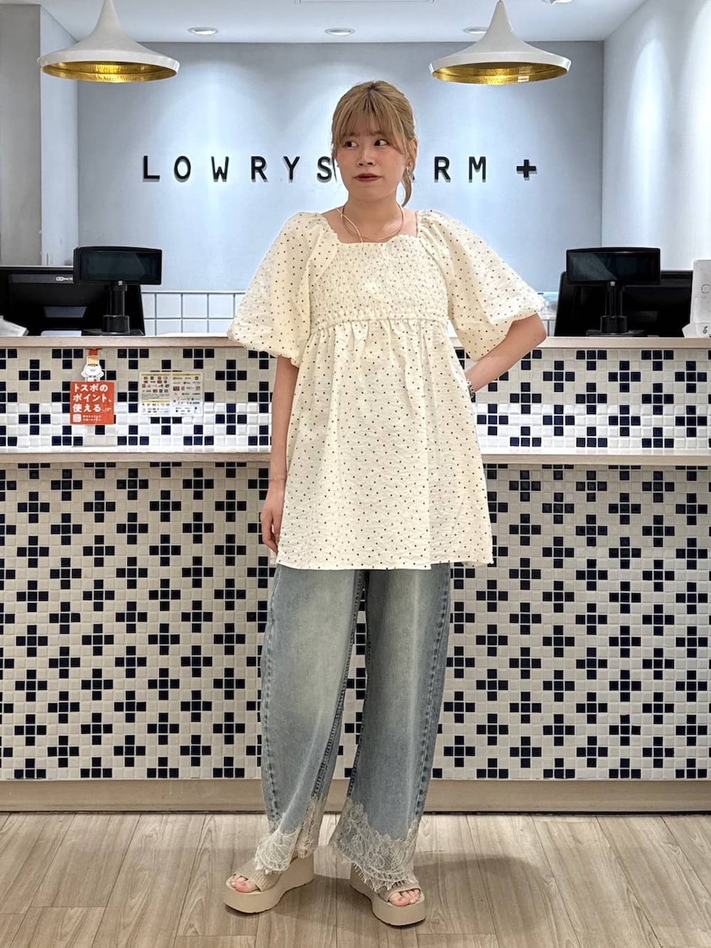 ブルー系のデニムパンツ、ホワイト系のサンダル、その他のシャツ/ブラウスを着用したレディースの夏コーディネートの3枚目の写真