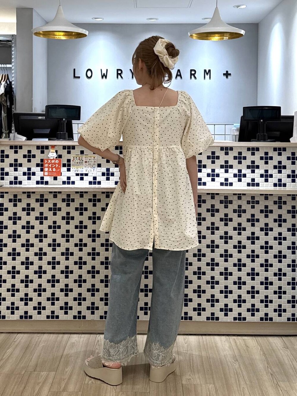 ブルー系のデニムパンツ、ホワイト系のサンダル、その他のシャツ/ブラウスを着用したレディースの夏コーディネートの6枚目の写真