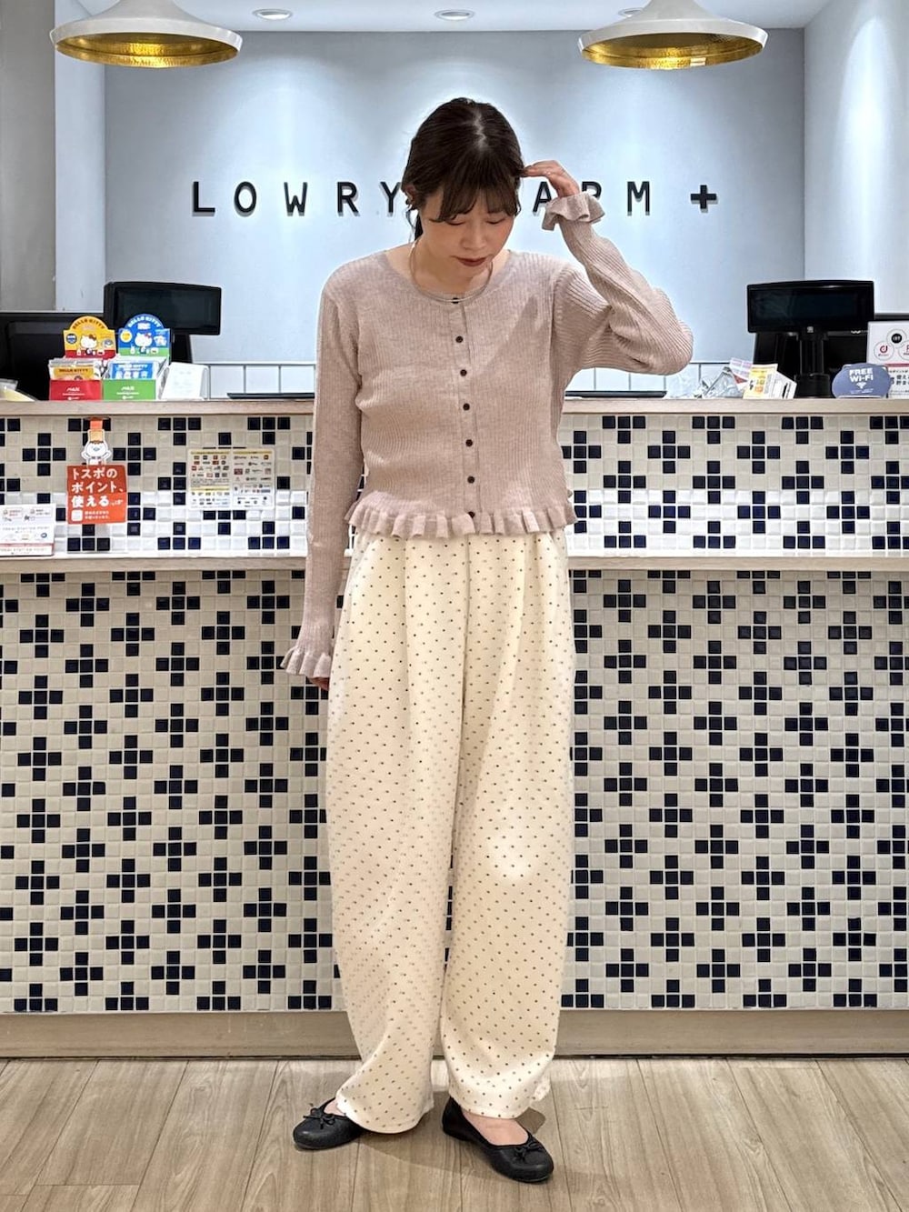 ピンク系のカーディガン/ボレロ、ホワイト系のスウェットパンツを着用したレディースの秋コーディネートの3枚目の写真