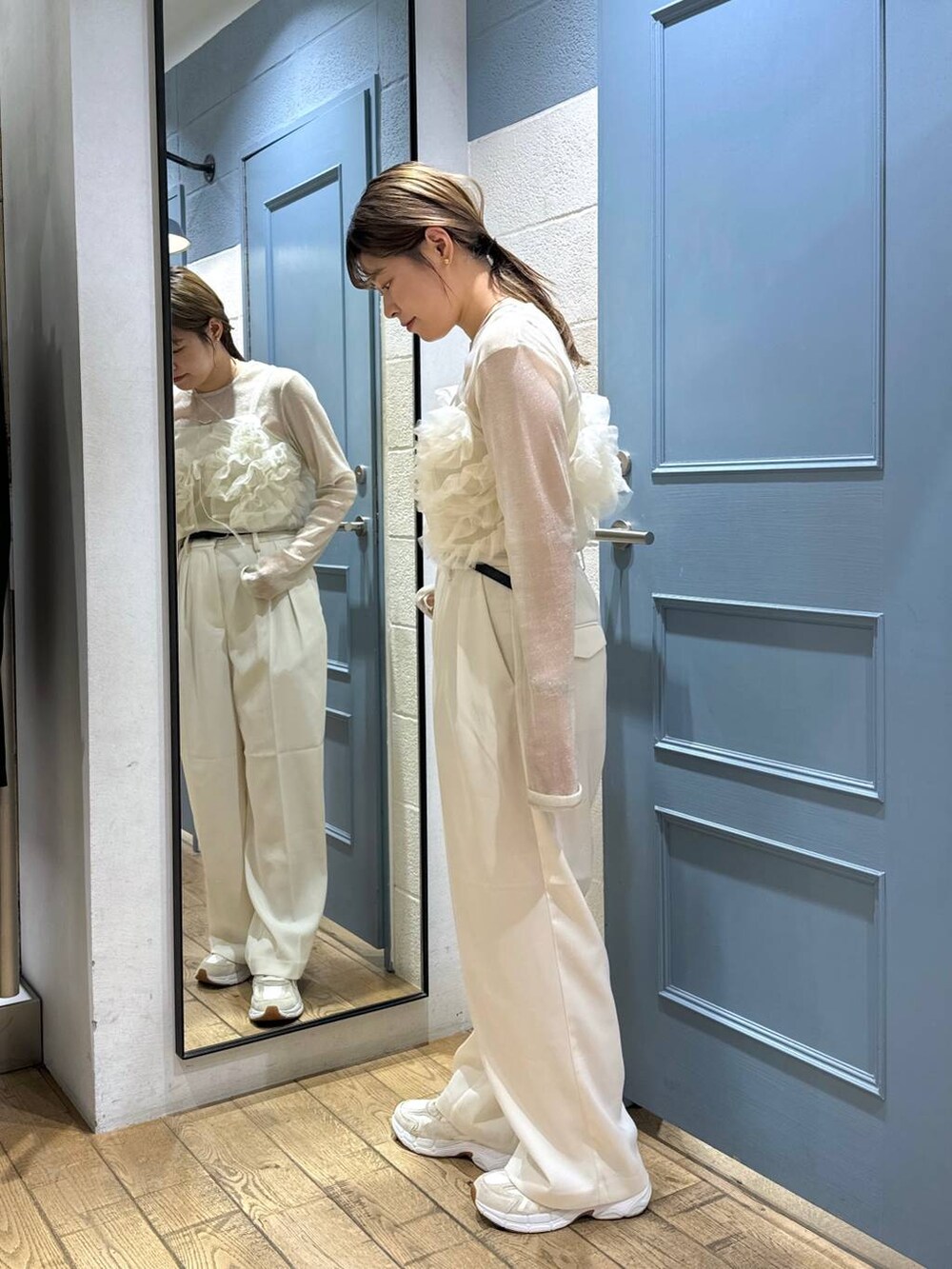 ホワイト系のスラックス、ホワイト系のキャミソール、ホワイト系のTシャツ/カットソーを着用したレディースの夏コーディネートの4枚目の写真