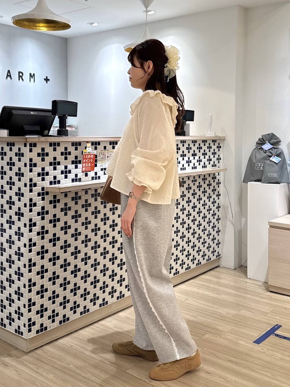 グレー系のスウェットパンツ、ブラウン系のスニーカー、ホワイト系のシャツ/ブラウスを着用したレディースの春コーディネートの3枚目の写真