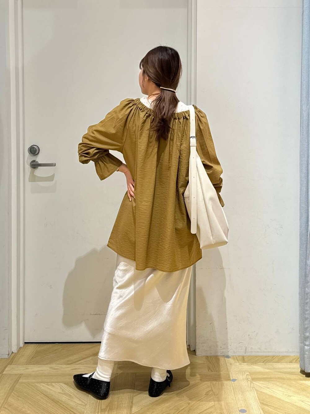 ホワイト系のショルダーバッグ、ホワイト系のTシャツ/カットソー、その他のバレエシューズを着用したレディースの春コーディネートの5枚目の写真