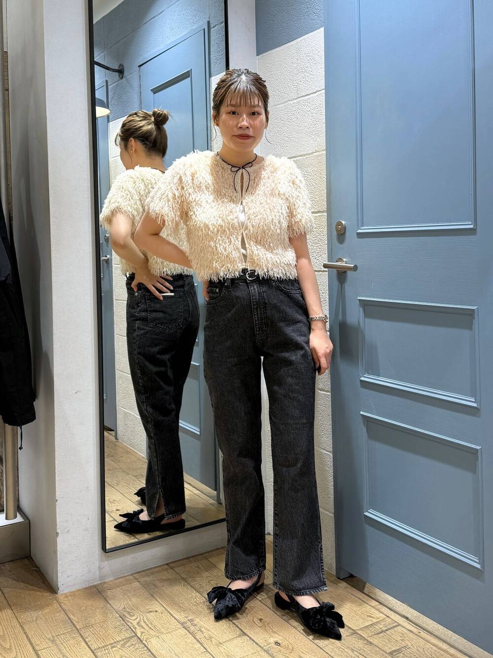 ブラック系のパンプス、ブラック系のデニムパンツ、ホワイト系のカーディガン/ボレロを着用したレディースの夏コーディネートの2枚目の写真