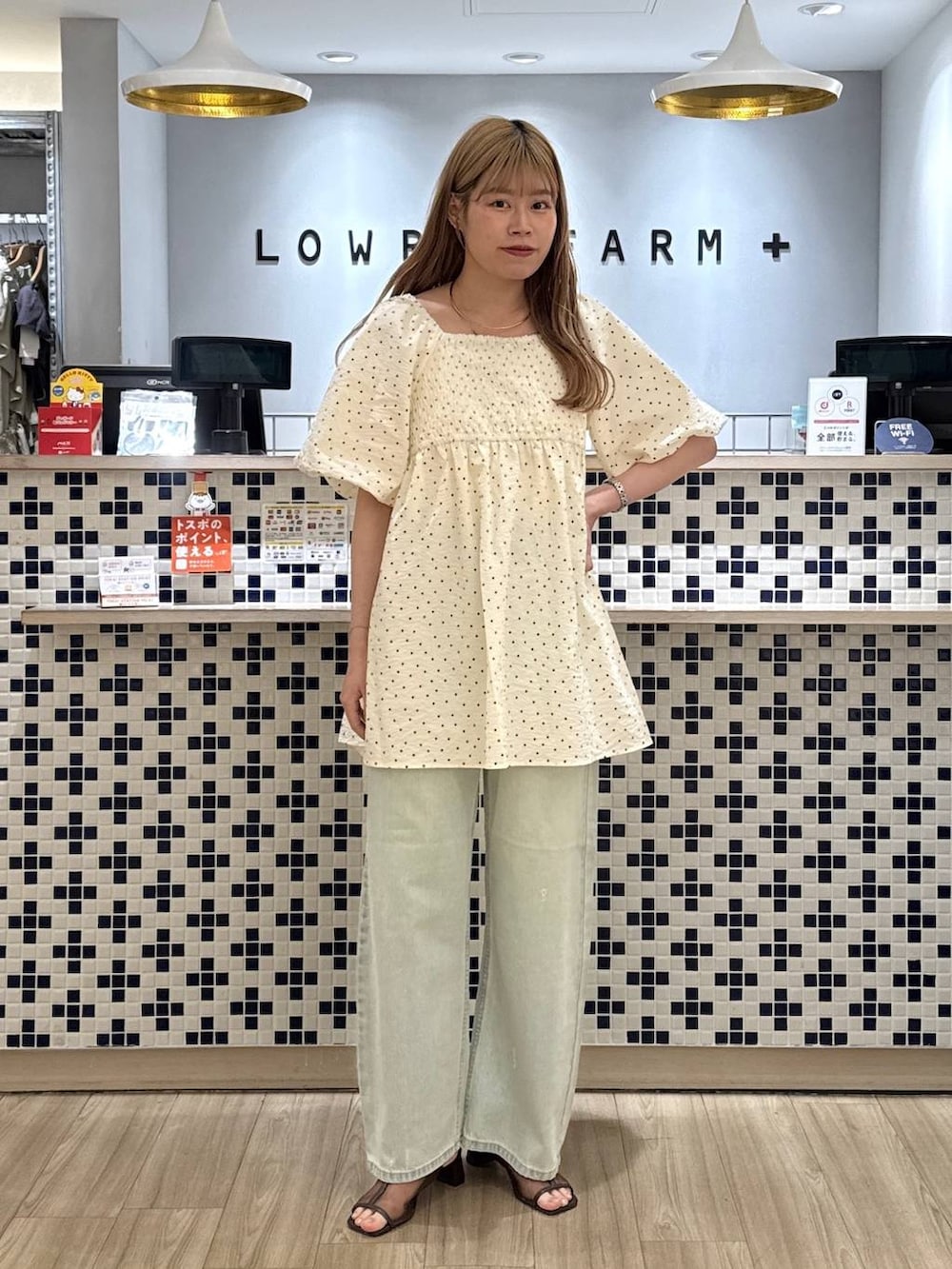 ブルー系のデニムパンツ、その他のシャツ/ブラウス、ブラウン系のサンダルを着用したレディースの夏コーディネートの2枚目の写真