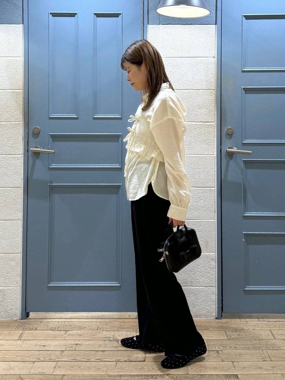 ブラック系のボストンバッグ、ブラック系のその他パンツ、ブラック系のバレエシューズを着用したレディースの秋コーディネートの3枚目の写真