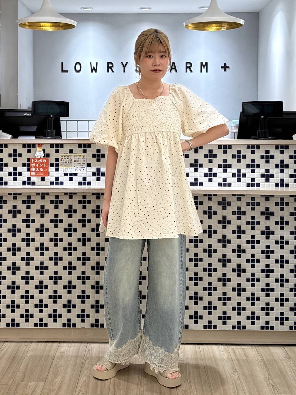 ブルー系のデニムパンツ、ホワイト系のサンダル、その他のシャツ/ブラウスを着用したレディースの夏コーディネートの2枚目の写真