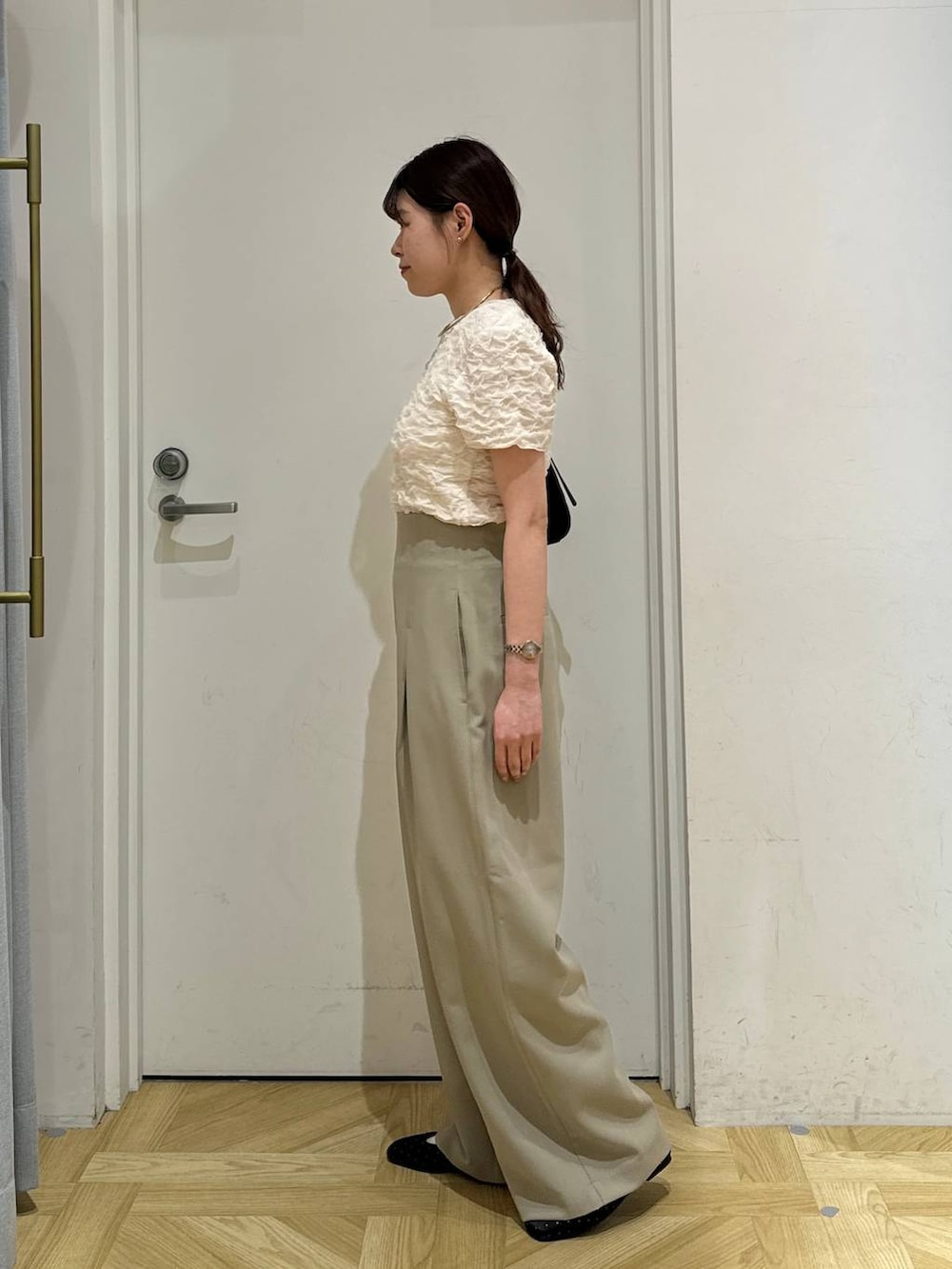 その他のバレエシューズ、ブラック系のトートバッグ、ベージュ系のTシャツ/カットソーを着用したレディースの春コーディネートの2枚目の写真