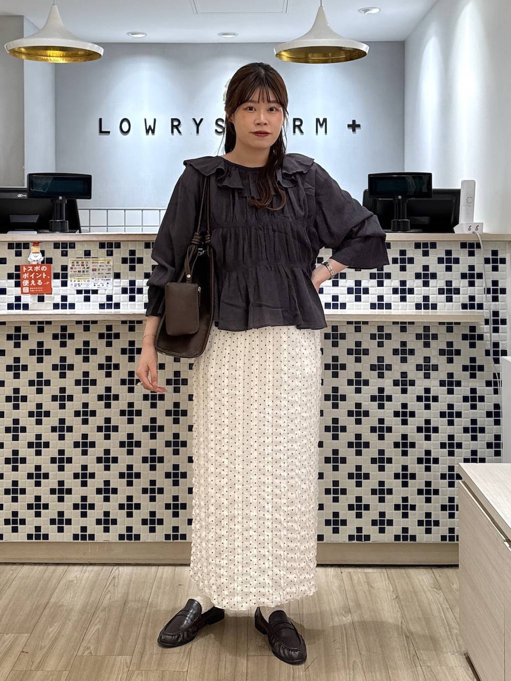 ホワイト系のスカート、ブラウン系のローファー、グレー系のシャツ/ブラウスを着用したレディースの春コーディネートの2枚目の写真