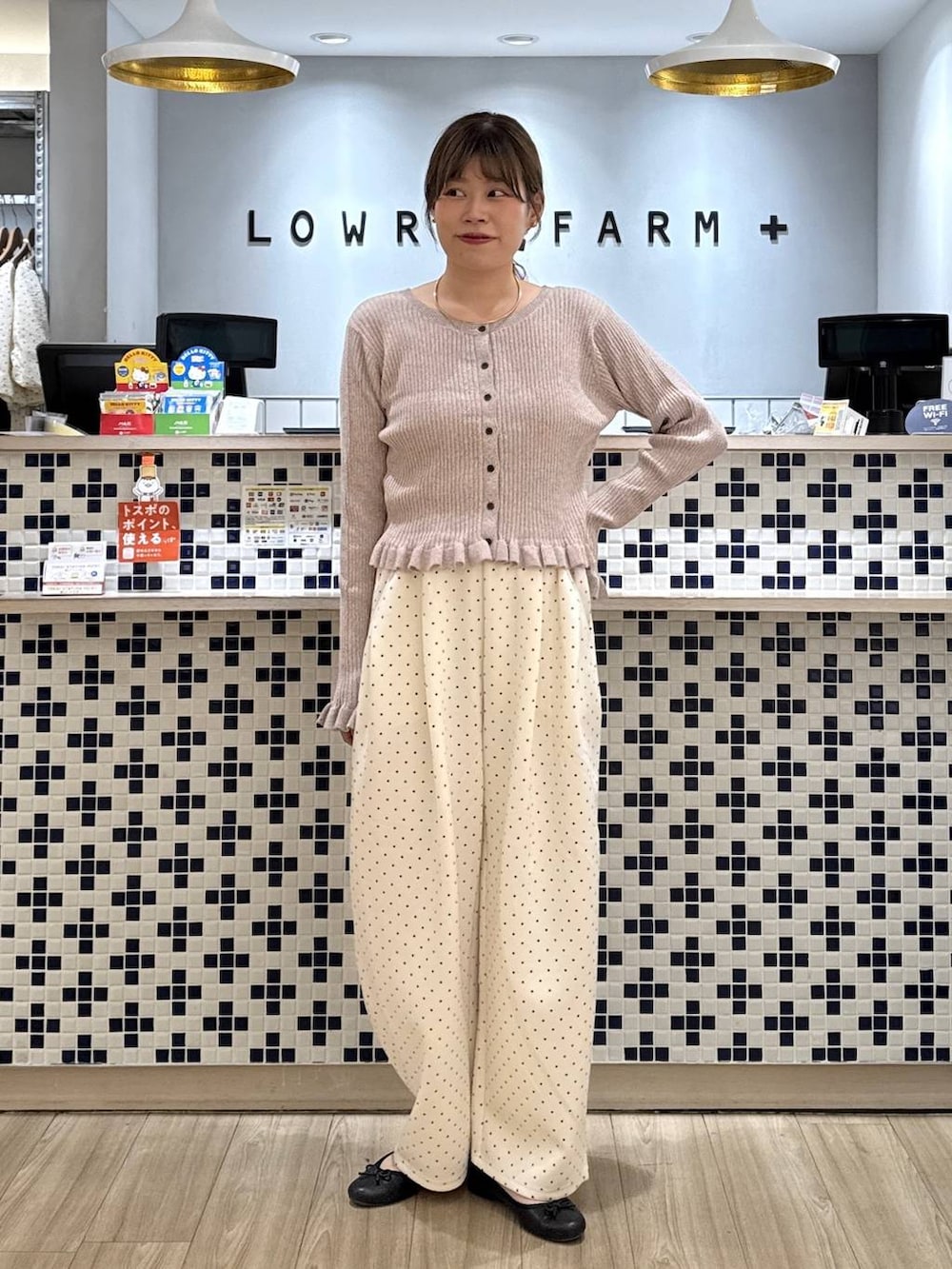 ピンク系のカーディガン/ボレロ、ホワイト系のスウェットパンツを着用したレディースの秋コーディネートの2枚目の写真
