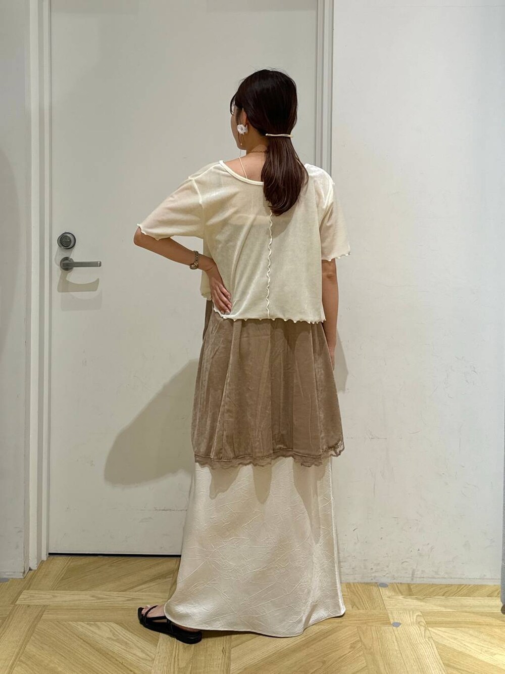 ブラック系のサンダル、ホワイト系のスカート、ホワイト系のカーディガン/ボレロを着用したレディースの夏コーディネートの9枚目の写真