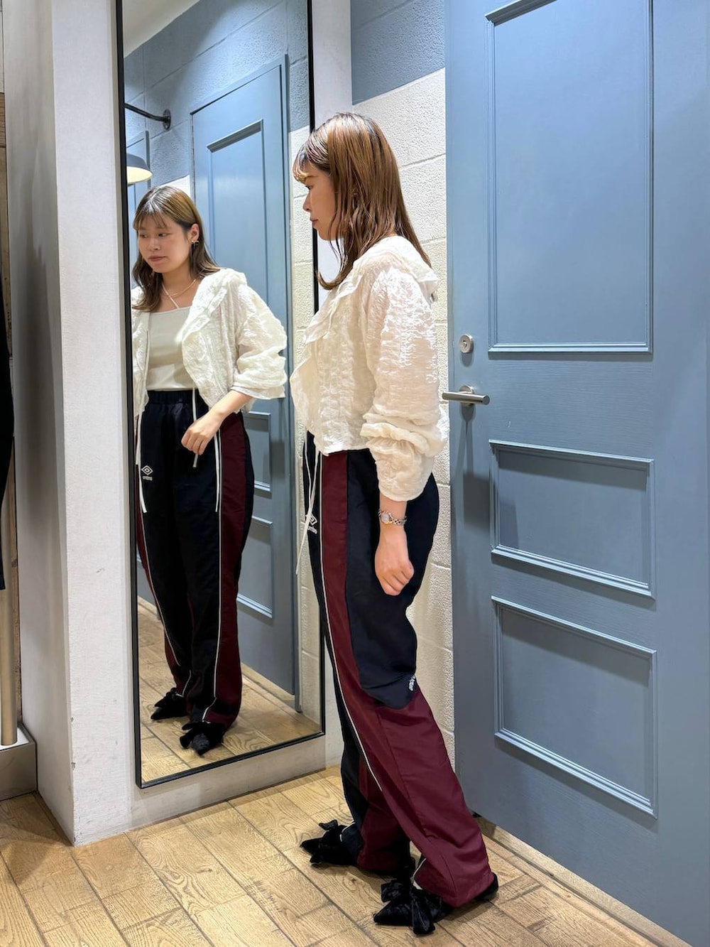 ブラック系のパンプス、ホワイト系のシャツ/ブラウス、ホワイト系のタンクトップを着用したレディースの秋コーディネートの3枚目の写真